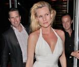 Nicollette Sheridan et son boyfriend Steven Pate sortent du restaurant après un dîner romantique à Hollywood, Los Angeles le 18 mars 2011