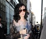 Katy Perry fait un peu de shopping à Londres le 19 mars 2011