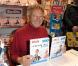 Nelson Monfort fait quelques dédicaces sur son livre Les deux méthodes Monfort lors du Salon du Livre au Parc des Expositions à Porte de Versailles à Paris, le 19 mars 2011