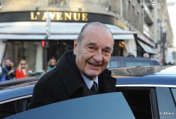 Jacques Chirac sort de L'Avenue, à Paris, le 22 mars 2011.