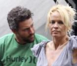 Pamela Anderson au Brésil en compagnie de son aîné Brandon et son petit ami Jon Rose le 21 mars 2011