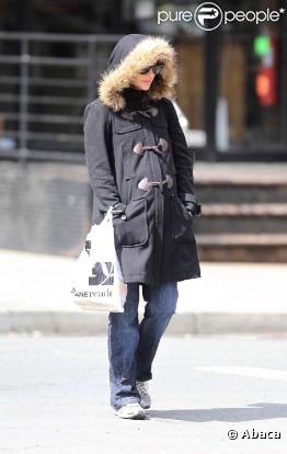 Qui est cette star internationale emmitouflée dans son gros manteau ? New York, le 24 mars 2011.