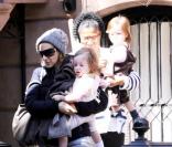 Sarah Jessica Parker : emmitouflée, elle oublie d'habiller ses jumelles !