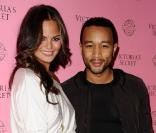 John Legend et sa compagne Chrissy lors de la soirée de lancement de la collection de maillots de bain Victoria's Secret été 2011. Le 30 mars à L.A