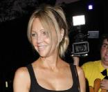 Heather Locklear au Staples Center pour assister au match de basket opposant l\'équipe de Los Angeles à celle de Dallas le 31 mars 2011 à Los Angeles<br />