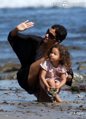 Halle Berry super sexy... et super maman avec Nahla (1er avril 2011 à Los Angeles)