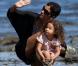 Halle Berry : maman attentionnée... et femme terriblement sexy !