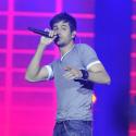 Enrique Iglesias va très loin avec une fan en soutien-gorge sur scène !