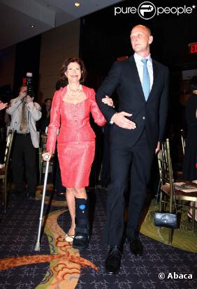 Mardi 5 avril 2011, la reine Silvia est apparue avec jambe et main bandés, suite à son passage aux urgences après une rencontre malencontreuse avec un paparazzo, lors d'une soirée de gala la récompensant, à New york.