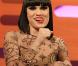 Jessie J, la Gaga anglaise et son style no limit, choc, sexy-sexo voire boyish, défraie les charts britanniques. Lors du Graham Norton Show de la BBC, le 23 février 2011. 
