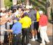 Roger Federer se remet de sa défaite face à Rafael Nadal lors de l'Open de Miami le 2 avril 2011 en signant des autographes à ses fans venus nombreux !