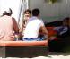 Roger Federer se remet de sa défaite face à Rafael Nadal lors de l'Open de Miami le 2 avril 2011. Ici avec sa femem Mirka et des amis.