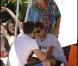 Roger Federer se remet de sa défaite face à Rafael Nadal lors de l'Open de Miami le 2 avril 2011. Quand Mirka sort la tunique, elle ne rigole pas !!!