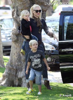 Gwen Stefani, Gavin Rossdale et leurs garçonnets Zuma et Kingston, à Los Angeles, le 9 avril 2011.