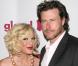Tori Spelling : plus ronde et mystérieuse que jamais pour une soirée gay !