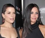 Avant-première de  Scream 4  à Los Angeles, le 11 avril 2011 : Neve Campbell et Courteney Cox. 