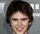 Avant-première de  Scream 4  à Los Angeles, le 11 avril 2011 : Freddie Highmore. 