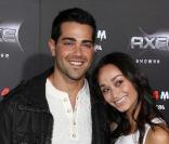 Avant-première de  Scream 4  à Los Angeles, le 11 avril 2011 : Jesse Metcalfe et Cara Santana. 