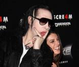 Avant-première de  Scream 4  à Los Angeles, le 11 avril 2011 : Shenae Grimes et Marilyn Manson. 