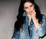 Riley Keough : La petite-fille du King en total look jean pour nous séduire !