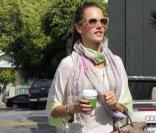 Alessandra Ambrosio naturelle comme on l'aime, sous le soleil de Los Angeles le 13 avril 2011