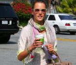 Alessandra Ambrosio naturelle comme on l'aime, sous le soleil de Los Angeles le 13 avril 2011