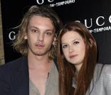  Jamie Campbell-Bower et Bonnie Wright à l'ouverture d'un magasin Gucci dans le coeur de Londres le 14 avril 2008  