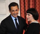 Nicolas Sarkozy remet à Mireille Mathieu les insignes d'officier de la Légion d'honneur, à Paris, le 26 janvier 2011.