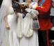 1er avril 2011 : Le jour idéal pour l'artiste anglaise Alison Jackson, connue pour ses fausses photos compromettantes de sosies de stars, pour promener les sosies de William et Kate et promouvoir leur album de mariage !