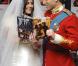 1er avril 2011 : Le jour idéal pour l'artiste anglaise Alison Jackson, connue pour ses fausses photos compromettantes de sosies de stars, pour promener les sosies de William et Kate et promouvoir leur album de mariage !