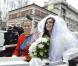 1er avril 2011 : Le jour idéal pour l'artiste anglaise Alison Jackson, connue pour ses fausses photos compromettantes de sosies de stars, pour promener les sosies de William et Kate et promouvoir leur album de mariage !