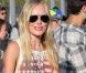 Kate Bosworth se la joue rock en T-shirt et mini-short. Pour être à l'aise, elle enfile des baskets Isabel Marant  