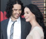 Pleins de complicité : Russell Brand et sa femme Katy Perry lors de l'avant-première à Londres du film Arthur, le 19 avril 2011