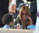 Beyoncé et son mari Jay-Z déjeunent à L'Avenue à Paris, avec le neveu de Beyoncé, Daniel, le 20 avril 2011