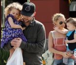 Harlow dans les bras de son papa Joel Madden et Sparrow dans les bras de sa maman Nicole Richie 