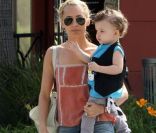 Nicole Richie et son petit dernier Sparrow dans les rues de Los Angeles. Une balade mère-fils adorable ! 