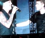 Joel Madden et Justin Bierber sur scène en Malaisie lors d'un concert le 21 avril 2011