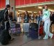 Les Anges se préparent à s'envoler vers Miami pour la deuxième saison des Anges de la télé-réalité à Orly le 18 avril 2011