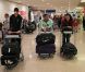 Marvin, Sofiane et Brandon discutent à Orly le 18 avril 2011 avant de s'envoler vers Miami pour le tournage des Anges de la télé-réalité