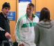Sofiane, Marvin et Julie discutent à Orly le 18 avril 2011 avant de s'envoler vers Miami pour le tournage des Anges de la télé-réalité