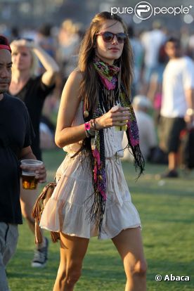 Alessandra Ambrosio a mis KO toutes les minettes de Coachella dans son look bohème chic qu'on lui piquerait volontiers. Bravo pour le foulard multicolore !