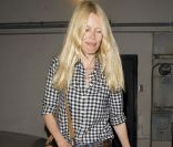 Claudia Schiffer ne quitte plus son jean Flare et fait sensation avec une chemise à carreaux. Un look décontracté accessoirisé par une sacoche Salvatore Ferragamo. On aime !<br />