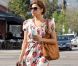On adore le style vintage d'Eva Mendes ! La star a ressorti ses robes à fleurs et ses chaussures compensées pour nous en mettre plein la vue !