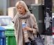 Le top Karolina Kurkova en baskets Nike, jean motarde destroy et large chale autour du cou. Le sac Céline vient compléter la tenue de ville, bravo !