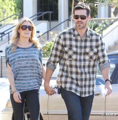 Eddie Cibrian et LeAnn Rimes, dans les rues de Calabasas, en décembre 2010.