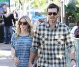 Eddie Cibrian et LeAnn Rimes, dans les rues de Calabasas, en décembre 2010.