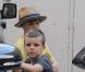 Victoria Beckham  avec ses fils Cruz et Romeo lors d'une séance shopping à Beverly Hills. Avril 2011 