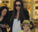 Victoria Beckham et son fils Romeo lors d'une séance shopping à Beverly Hills. Avril 2011   