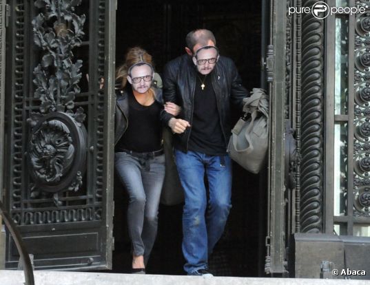 Kate Moss braque une banque sur le shooting de la campagne Mango avec Terry Richardson à Paris. Le 7 avril 2011
