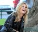 Kate Moss prend du bon temps avec un verre sur le shooting de la campagne Mango avec Terry Richardson à Paris. Le 7 avril 2011 